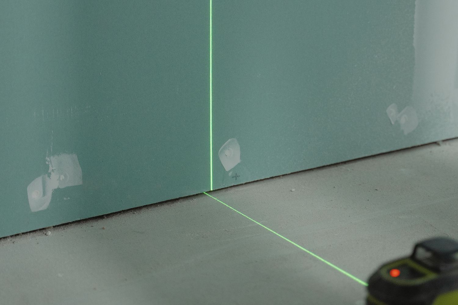 Ścianka z płyty gipsowo-kartonowej na posadzce, linia lasera i niwelator